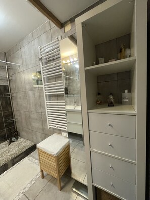 Haartrockner, Seife, Toilettenpapier