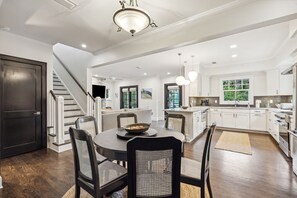 Dining - Beachin' 30A | 4 Bikes Included | Dog Friendly (Santa Rosa Beach)