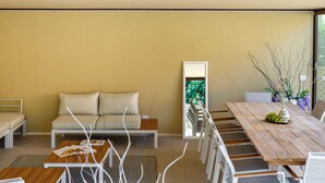 Un salon moderne avec un canapé, une table basse et une table à manger.