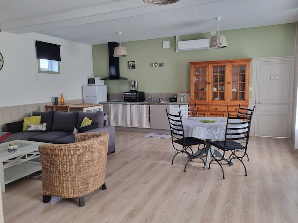 City Apartment, Garden View | Living area