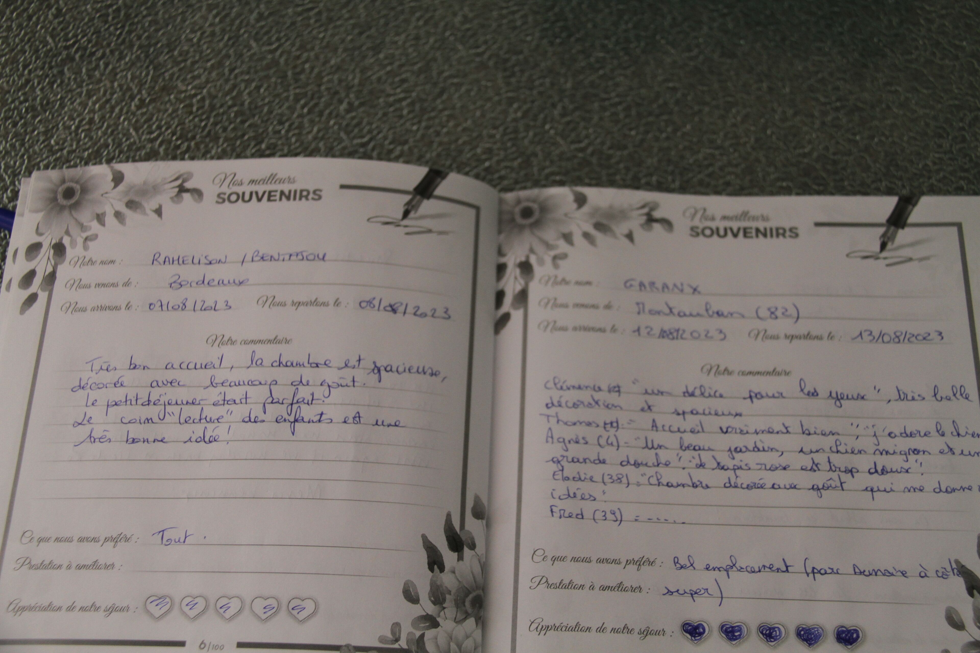 Un cuaderno con notas y comentarios escritos a mano.