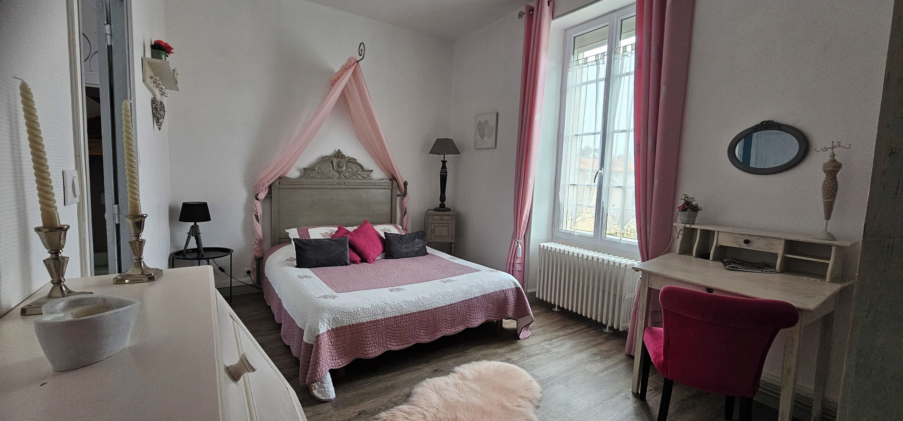 Chambre Familiale | Literie de qualité supérieure, ameublement personnalisé, Wi-Fi gratuit