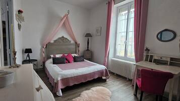 Chambre Familiale | Literie de qualité supérieure, ameublement personnalisé, Wi-Fi gratuit