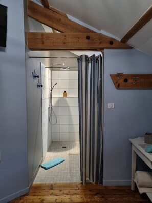 Classic Room | Bathroom