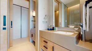 Grand Apartment | Bathroom | Hair dryer, towels - Address JBR 4706 (Dubai)