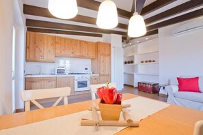 Deluxe Apartment (4) | Private kitchen | Fridge, microwave, oven, stovetop