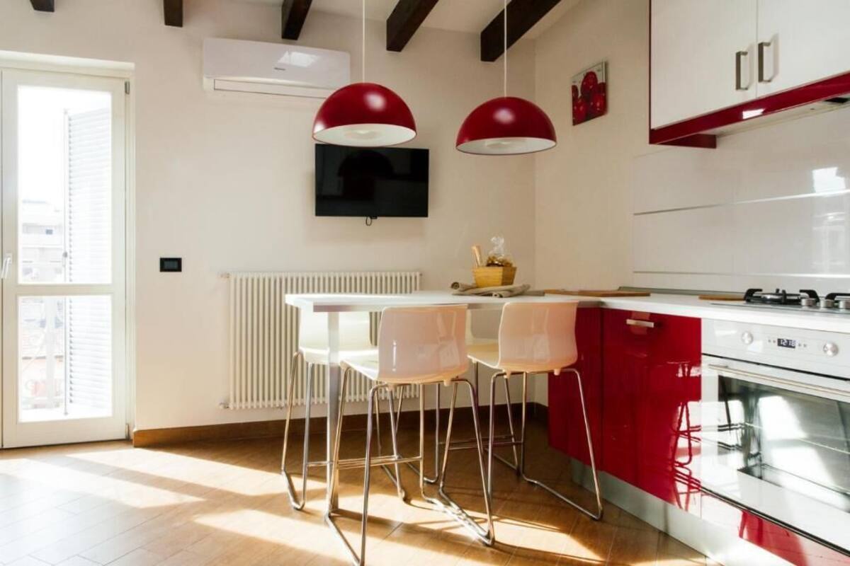 Deluxe Apartment (1) | Private kitchen | Fridge, microwave, oven, stovetop