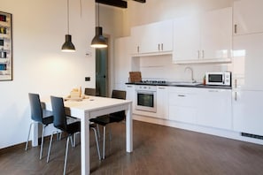 Departamento Deluxe (5) | Cocina privada | Refrigerador, microondas, horno y parrilla de estufa