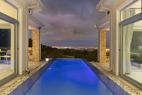A heated pool - 2 Luxury Villas - 20 Guests - 2 Pools (Cape Town)