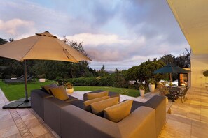 Terrace/patio - 2 Luxury Villas - 20 Guests - 2 Pools (Cape Town)