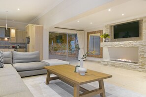 TV, fireplace, video games, books - 2 Luxury Villas - 20 Guests - 2 Pools (Cape Town)
