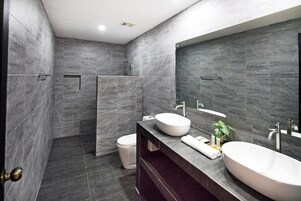 Quarto casal luxo, 2 camas Queen, vista para o jardim | Banheiro