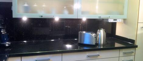 Fridge, oven, stovetop, coffee/tea maker