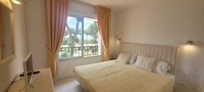 2 عدّة غرف نوم ومكواة/لوح كي وواي فاي وملاءات أسرّة