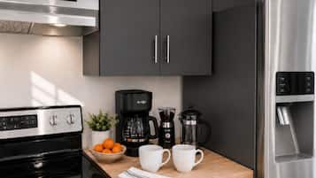 Een koffiezetapparaat/waterkoker, een koelkast, een microgolfoven