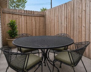 Outdoor dining - Cozy & Quiet - KING Bed - Full Kitchen - 6 Minutes to Kadlec, 5 miles to PNNL.  (Richland)