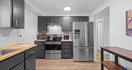 Cozy & Quiet - KING Bed - Full Kitchen - 6 Minutes to Kadlec, 5 miles to PNNL.