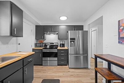 Cozy & Quiet - KING Bed - Full Kitchen - 6 Minutes to Kadlec, 5 miles to PNNL. 