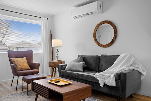 Cozy & Quiet - KING Bed - Full Kitchen - 6 Minutes to Kadlec, 5 miles to PNNL. 