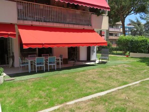 Outdoor dining - Superbe Rez de Jardin Dans Résidence au Calme (Nice)