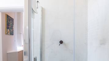 Habitación Confort | Baño | Regadera, regadera tipo lluvia, secadora de cabello, bidet