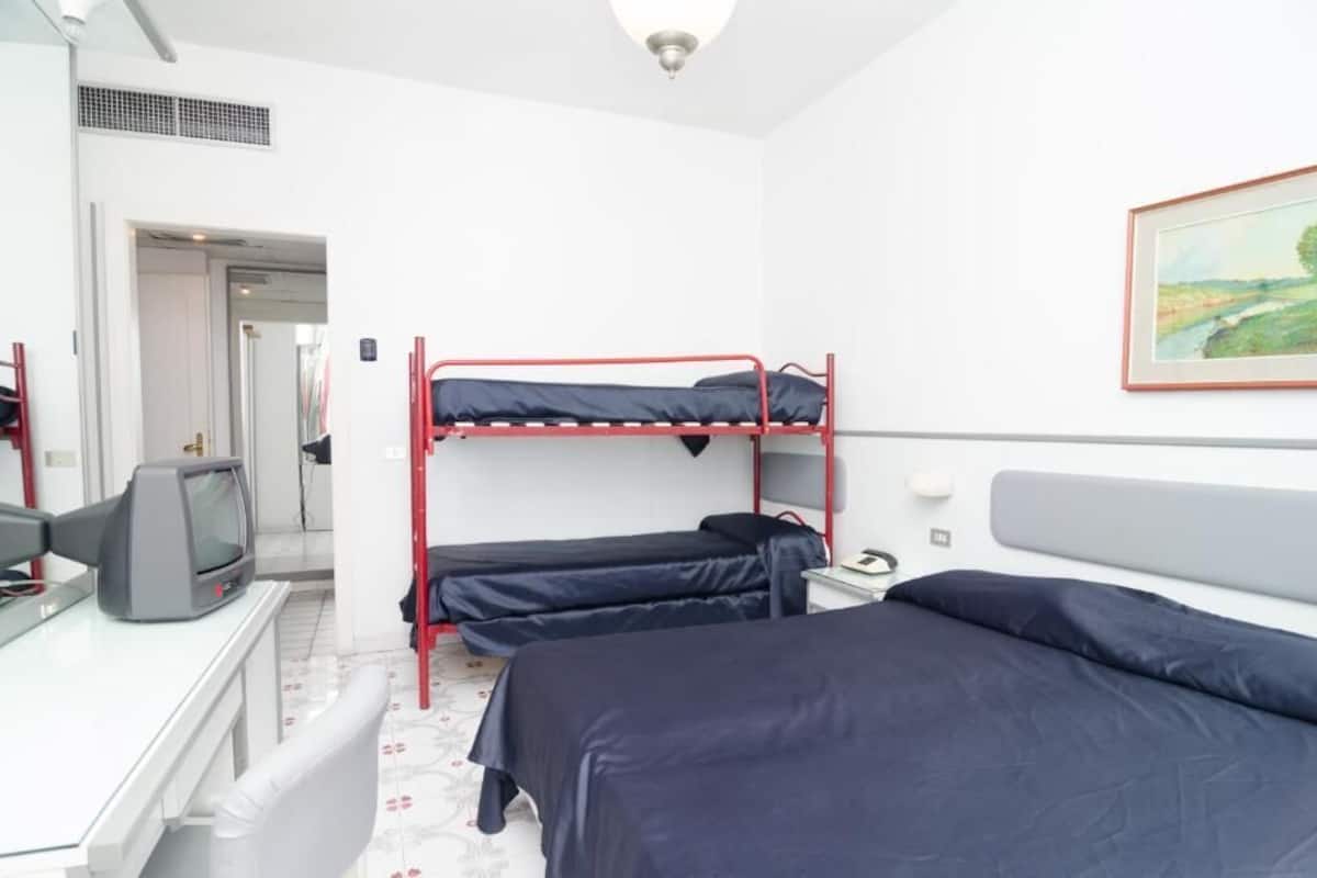 Chambre Quadruple Standard | 1 chambre, bureau, Wi-Fi gratuit, draps fournis