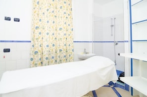 Salas para tratamentos a dois, sauna seca, banheira de hidromassagem