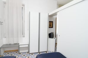 Quarto econômico | Escrivaninha, Wi-Fi de cortesia, roupa de cama