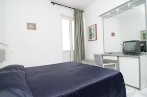 Quarto standard | Escrivaninha, Wi-Fi de cortesia, roupa de cama