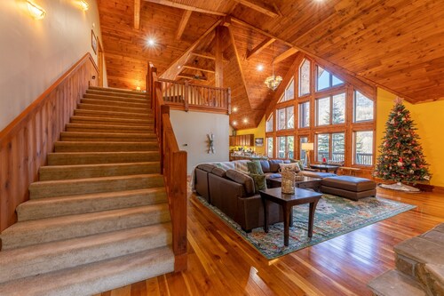 Spacious Cabin w/Hot Tub~2 King beds, fire pit