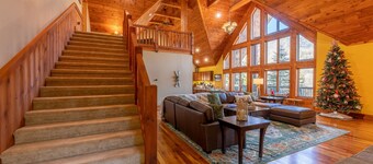 Spacious Cabin w/Hot Tub~2 King beds, fire pit