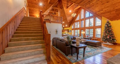 Spacious Cabin w/Hot Tub~2 King beds, fire pit