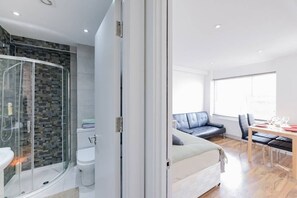 Hair dryer, towels, soap, shampoo - "Urban Chic in Bermondsey: Modern Gem, Studio Apartment in SE1's Heart!" (London)