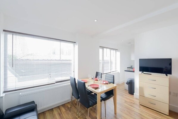 Dining - "Urban Chic in Bermondsey: Modern Gem, Studio Apartment in SE1's Heart!" (London)