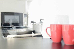 Microwave - "Urban Chic in Bermondsey: Modern Gem, Studio Apartment in SE1's Heart!" (London)