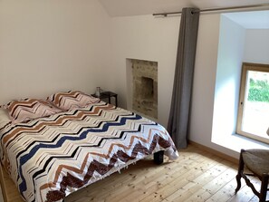 3 bedrooms, desk, iron/ironing board, travel cot - Gite au Sein D'un Corps de Ferme Avec Terrain Privatif (Barbery)