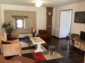 TV, DVD player, ping pong, books - Gite au Sein D'un Corps de Ferme Avec Terrain Privatif (Barbery)