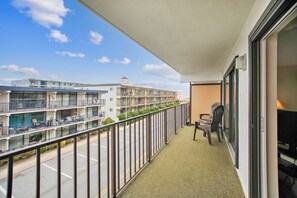 Property grounds - XPLORIE ACTIVITIES & LINENS INCLUDED*! Sunchaser - 2BR Condo on 36th St & Ocean Block! (Ocean City)