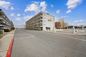 Exterior - XPLORIE ACTIVITIES & LINENS INCLUDED*! Sunchaser - 2BR Condo on 36th St & Ocean Block! (Ocean City)