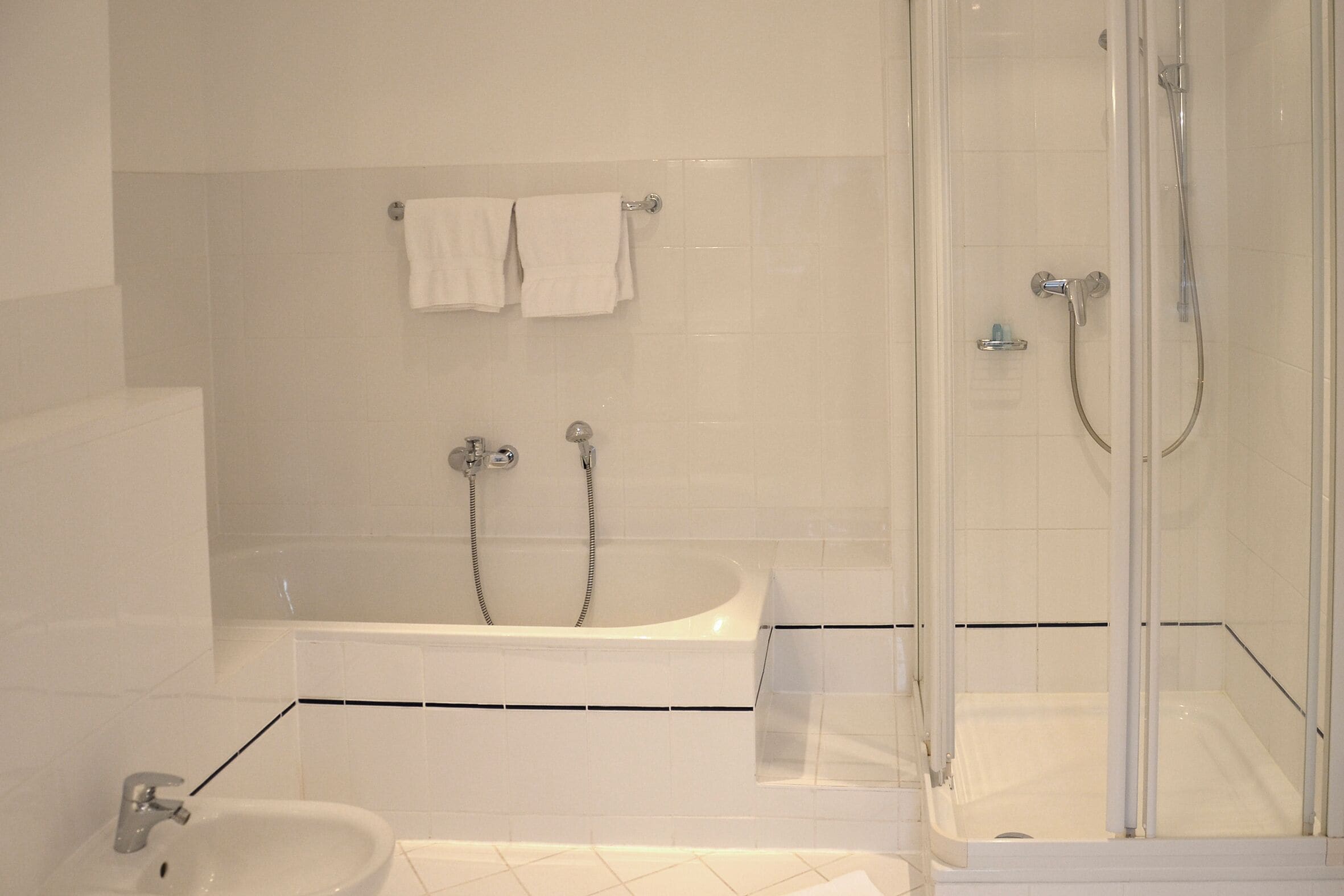 Ein Badezimmer mit Badewanne, Dusche und Waschbecken.