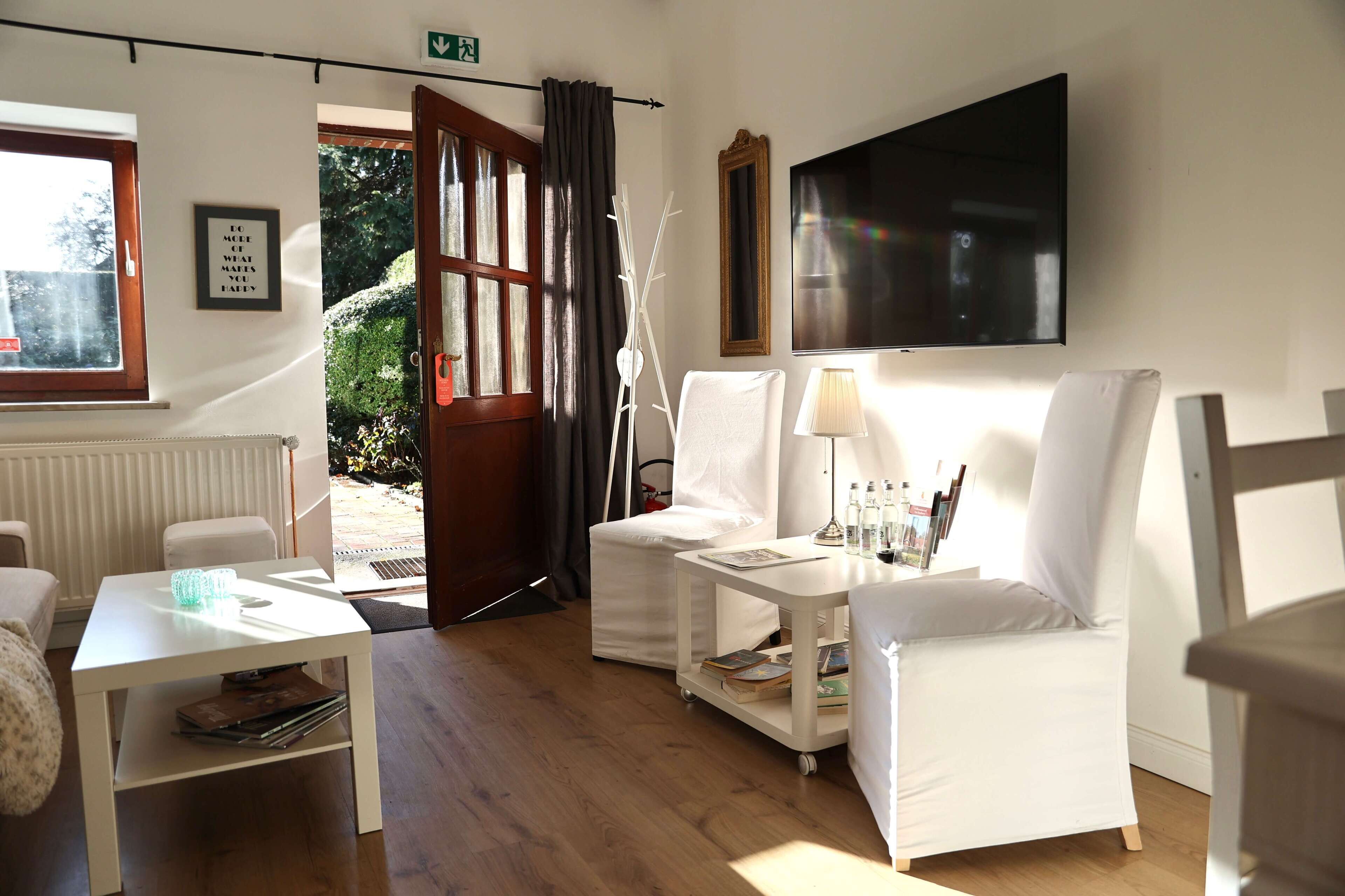 คอนโดสำหรับครอบครัว | บริเวณนั่งเล่น | ทีวีจอแบน 25 นิ้ว พร้อมช่  องเคเบิล