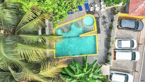 Una piscina al aire libre