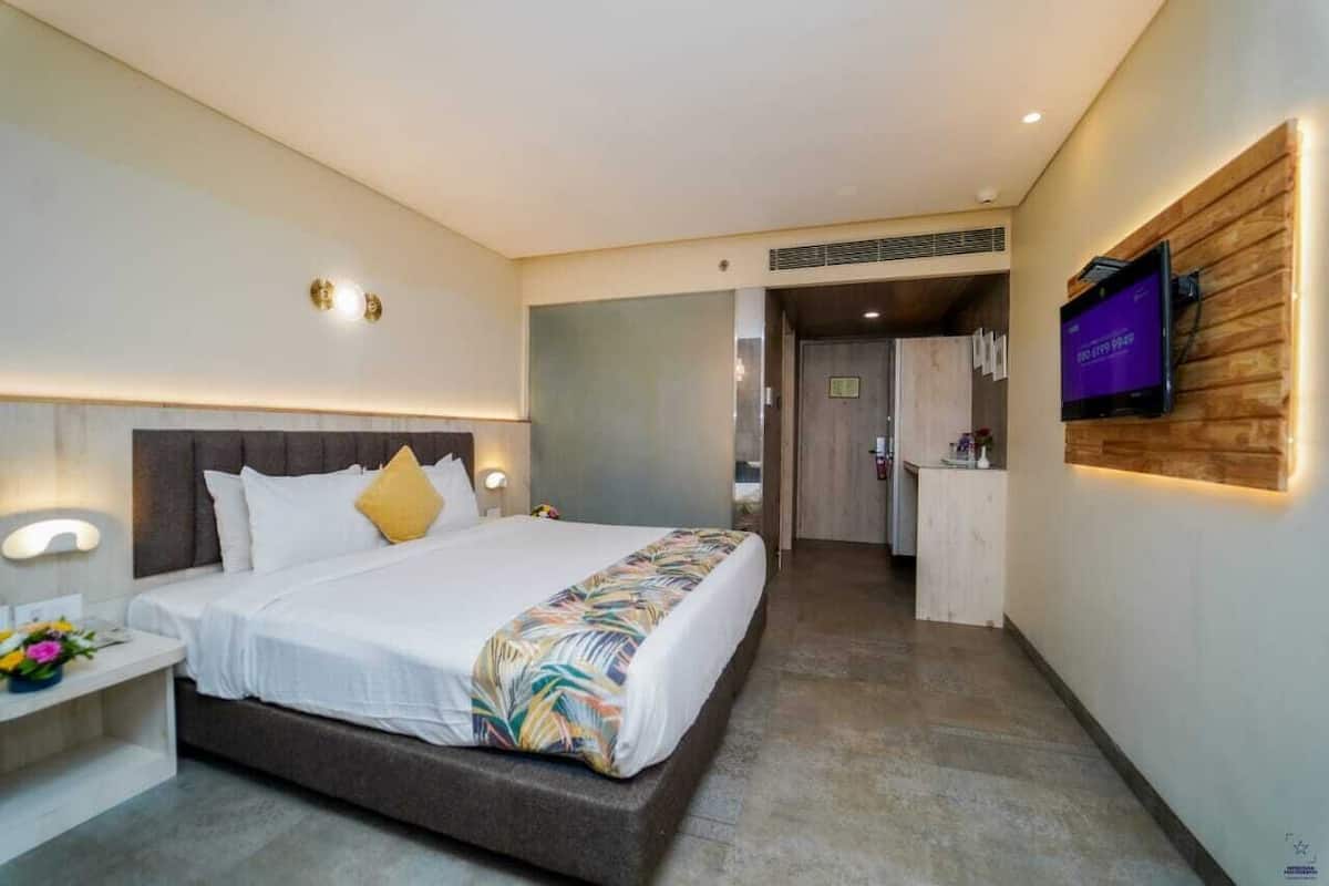 Classic Room | 1 bedroom, minibar, desk, laptop workspace