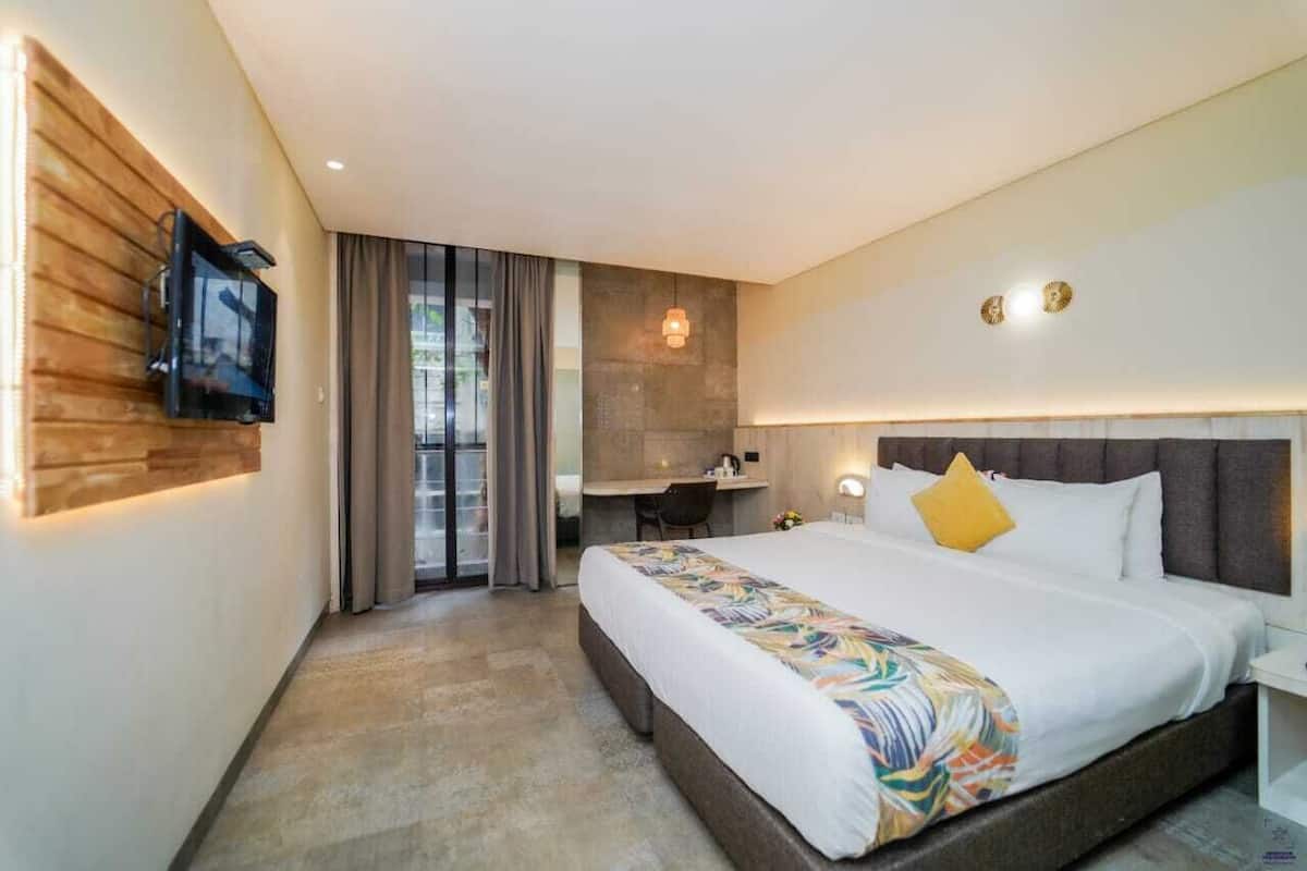 Superior Room | 1 bedroom, minibar, desk, laptop workspace