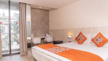 Quarto luxo | 1 quarto, frigobar, escrivaninha, espaço de trabalho para notebook