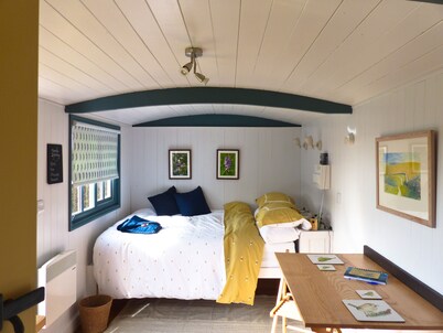 Shepherds Hut in Beautiful Dorset Countryside