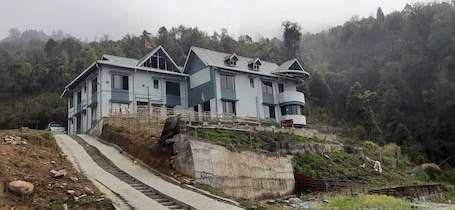 Fachada de la propiedad. Buddha's Mirror Mountain Retreat