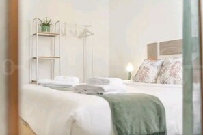 3 chambres, bureau, fer et planche à repasser, lit parapluie