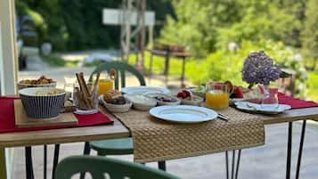 Daily full breakfast (TRY 350 per person)