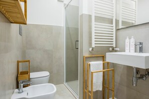 Apartemen Bisnis | Kamar mandi | Shower, perlengkapan mandi gratis, pengering rambut, dan kloset